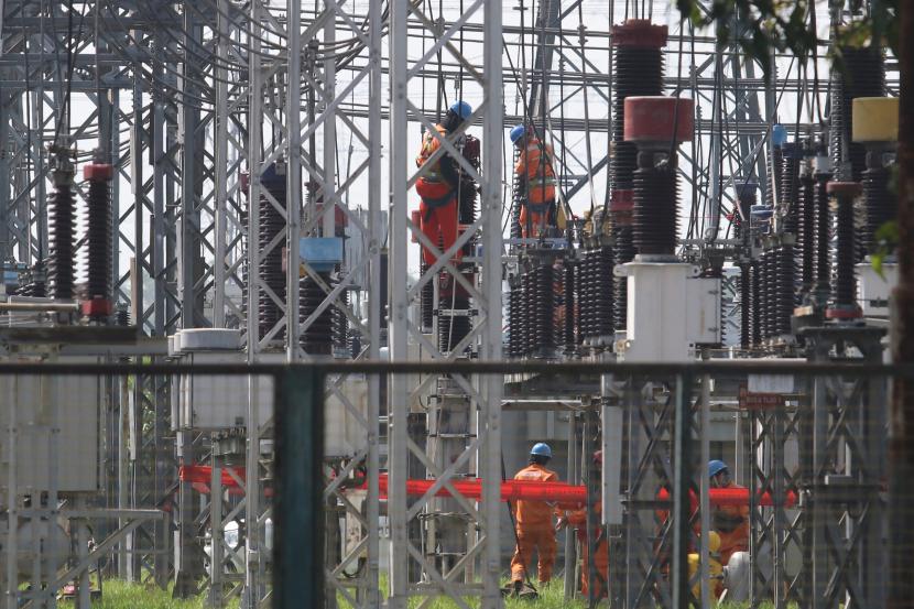 Pekerja beraktivitas di Gardu Induk Tegangan Ekstra Tinggi (GITET) (ilustrasi). PT PLN berhasil menormalkan kembali seluruh sistem kelistrikan di Jakarta, Bekasi, dan Depok.