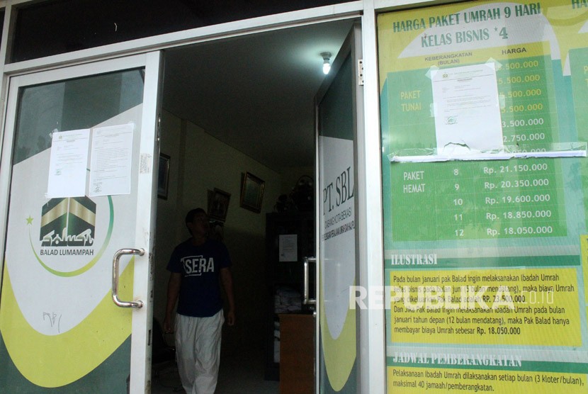 Pekerja beraktivitas di kantor cabang perusahaan penyedia jasa perjalanan umroh, PT Solusi Balad Lumampah (SBL) Bekasi, di Bekasi, Jawa Barat, Jumat (2/2).