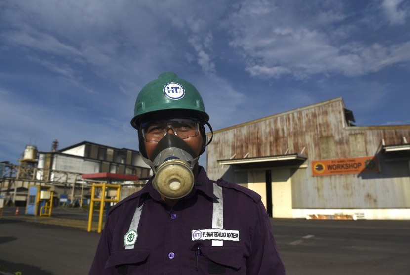 Pekerja beraktivitas di kawasan pabrik PT Smelting, Gresik, Jawa Timur, Jumat (17/3). 