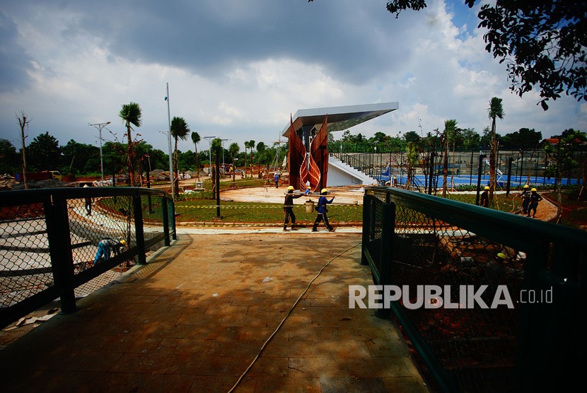 Pekerja beraktivitas di kawasan proyek alun-alun Kota Depok, di Grand Depok City (GDC) Cilodong Depok, Jawa Barat, Kamis (10/1/2019). 