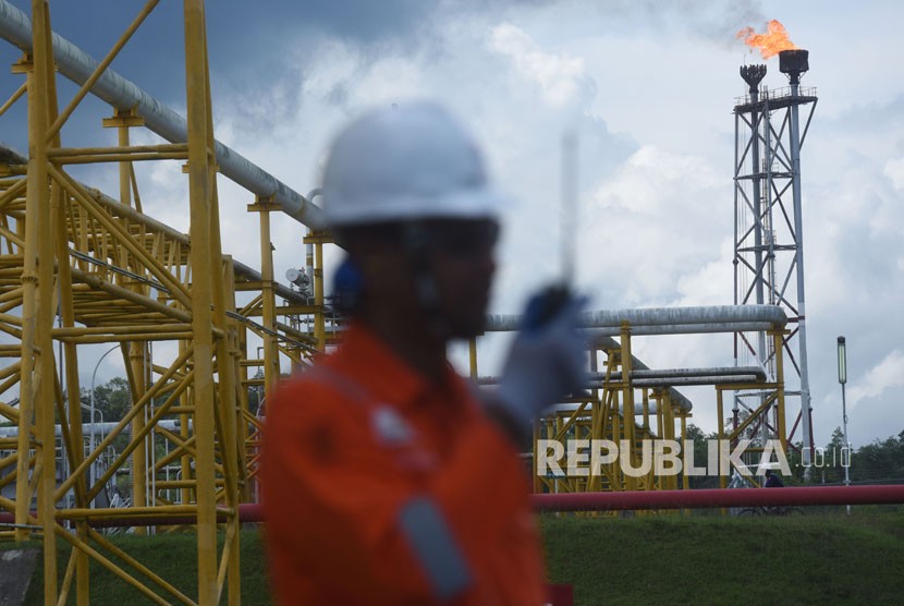 Pekerja beraktivitas di Lapangan Senipah, Peciko dan South Mahakam (SPS) yang merupakan tempat pengolahan minyak dan gas bumi dari Blok Mahakam, Kutai Kartanegara, Rabu (27/12). 