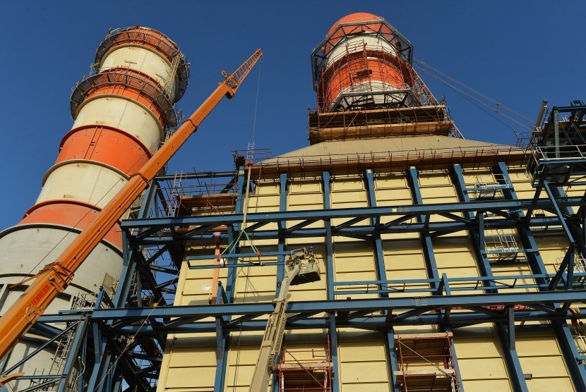 Pekerja beraktivitas di lokasi pembangkit tenaga listrik Siemens di Beni Suef, Mesir.