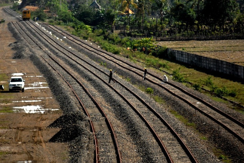 Pekerja beraktivitas di lokasi pengerjaan proyek rel kereta api trans Sulawesi, (ilustrasi). PLN memasok listrik ke pengerjaan proyek jalur kereta trans Sulawesi ini.