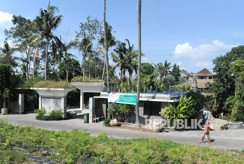 Pekerja beraktivitas di lokasi villa yang diduga menjadi objek penipuan dengan korban Princess Lolowah binti Mohammed bin Abdullah Al Saud di kawasan Desa Pejeng Kawan, Tampaksiring, Gianyar, Bali, Rabu (29/1/2020).