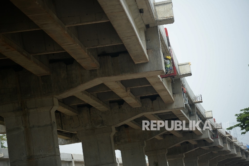 Pekerja beraktivitas di proyek pembangunan jalan tol Bekasi- Cawang- Kampung Melayu (Becakayu), Jakarta, Senin (7/11).