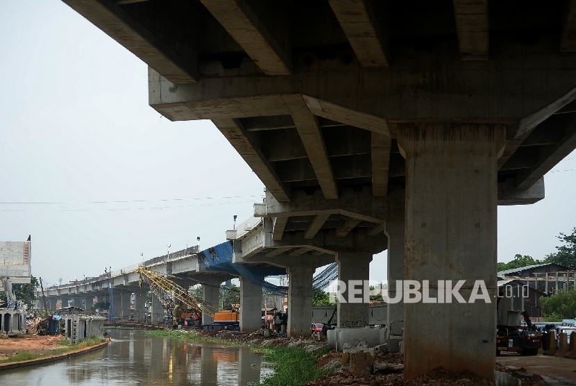 Pekerja beraktivitas di proyek pembangunan jalan tol Bekasi- Cawang- Kampung Melayu (Becakayu), Jakarta, Senin (7/11).