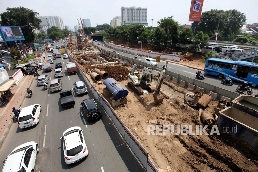  Pekerja beraktivitas di proyek pembangunan kereta ringan atau Light Rail Transit (LRT) Jakarta-Bogor-Depok-Bekasi (Jabodebek) di kawasan Cawang, Jakarta, Senin (7/8).