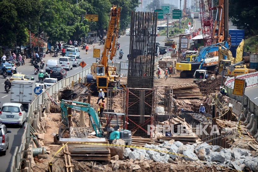Pekerja beraktivitas di proyek pembangunan kereta ringan atau Light Rail Transit (LRT) Jakarta-Bogor-Depok-Bekasi (Jabodebek) di kawasan Cawang, Jakarta, Senin (7/8).