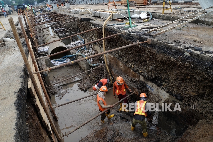 Pekerja beraktivitas di proyek pembangunan Mass Rapid Transit (MRT) di antara Stasiun Istora dan Stasiun Senayan, Jakarta, Kamis (8/9). (Republika/Yasin Habibi)