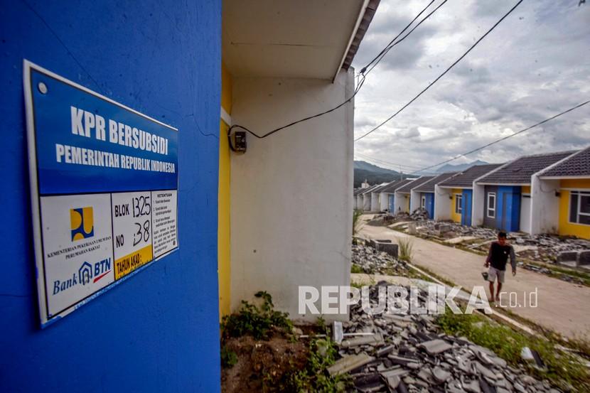 Pekerja beraktivitas di proyek pembangunan rumah bersubsidi di Bogor, Jawa Barat, Kamis (18/2. Kementerian BUMN meminta perbankan pelat merah dapat melakukan transformasi bisnis utama. 