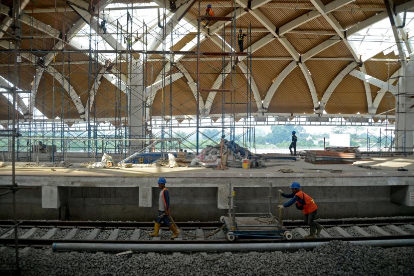 Pekerja beraktivitas di proyek pembangunan Stasiun Halim Kereta Cepat Jakarta-Bandung (KCJB), Jakarta, Rabu (14/6/2023). Kemenhub mengecek pengerjaan fasilitas pendukung KCJB di Jawa Barat.