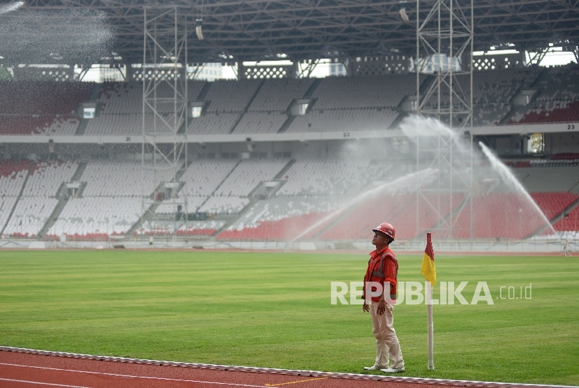  Pekerja beraktivitas disekitar proyek renovasi Stadion Utama Gelora Bung Karno (SUGBK) di Senayan, Jakarta, Selasa (3/10).