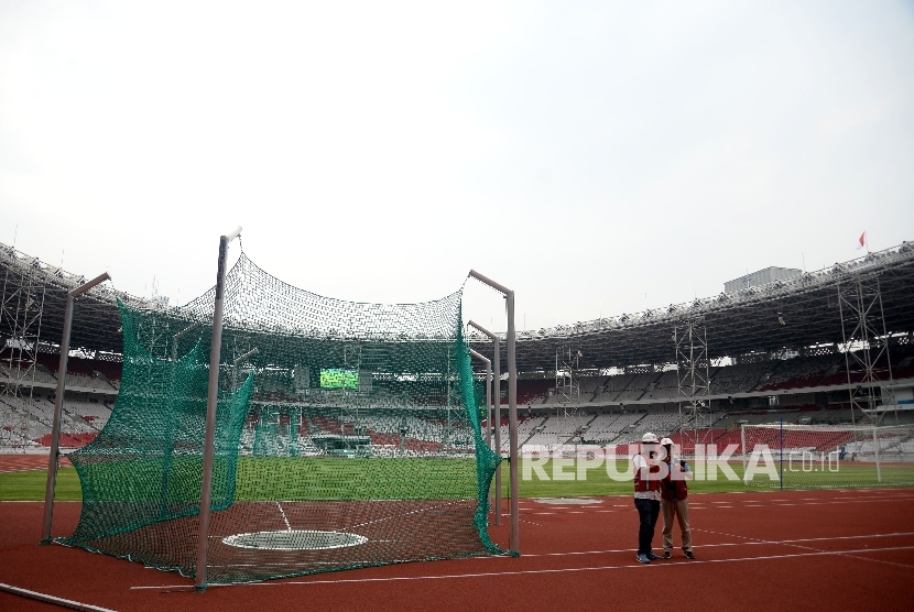  Pekerja beraktivitas disekitar proyek renovasi Stadion Utama Gelora Bung Karno (SUGBK) di Senayan, Jakarta, Selasa (3/10).