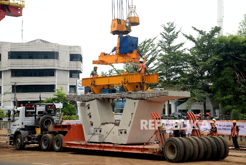 Pemasangan Box Girder LRT Kelapa Gading-Rawamangun | Republika Online