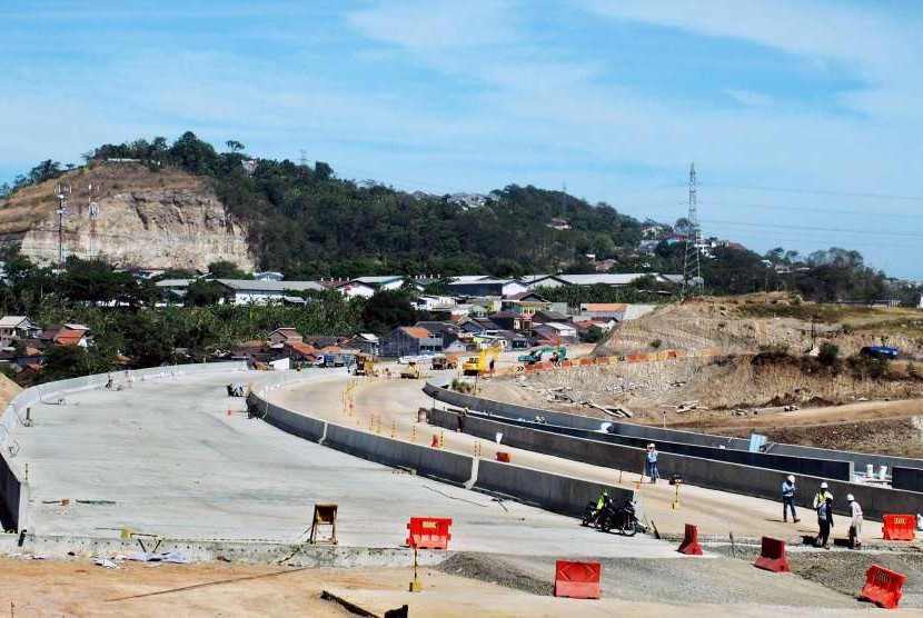 Pekerja beraktivitas pada proyek pembangunan jalan tol Batang-Semarang, di Semarang, Jawa Tengah, Jumat (3/8). Investasi langsung saat ini terganjal pemilihan presiden.