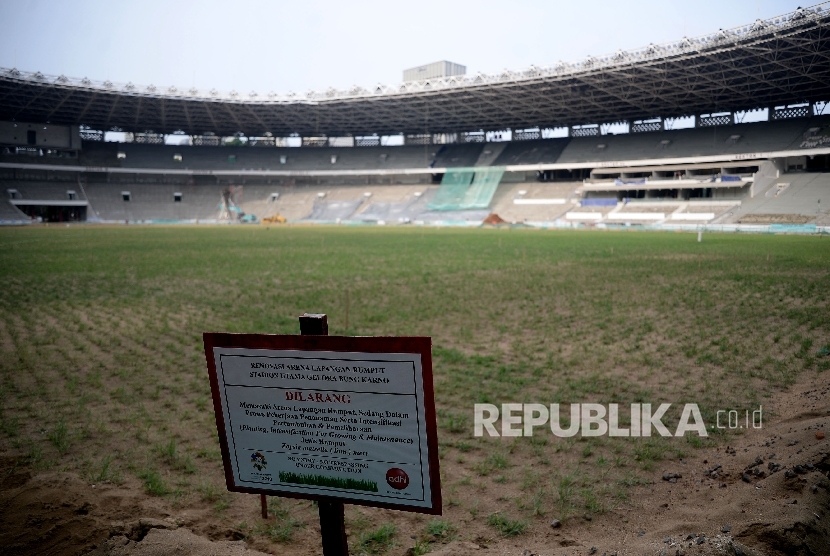  Pekerja beraktivitas saat berlangsungnya renovasi Stadion Utama Gelora Bung Karno (GBK) di Senayan, Jakarta, Ahad (26/3).