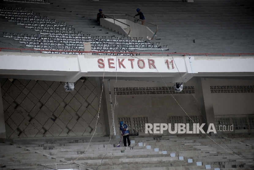  Pekerja beraktivitas saat berlangsunnya renovasi Stadion Utama Gelora Bung Karno (GBK) di Senayan, Jakarta, Ahad (26/3).