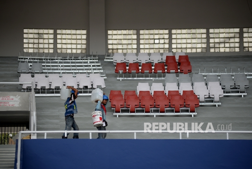  Pekerja beraktivitas saat berlangsunnya renovasi Stadion Utama Gelora Bung Karno (GBK) di Senayan, Jakarta, Ahad (26/3). 