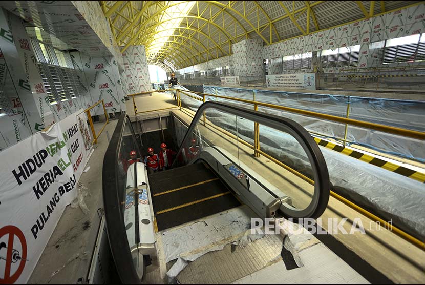 Pekerja beraktivitas saat pemasangan fasilitas eskalator kereta api ringan/Light Rail Transit (LRT) di Stasiun Jakabaring Zona 5 pembangunan LRT Palembang, Sumatra Selatan, beberapa waktu lalu. 