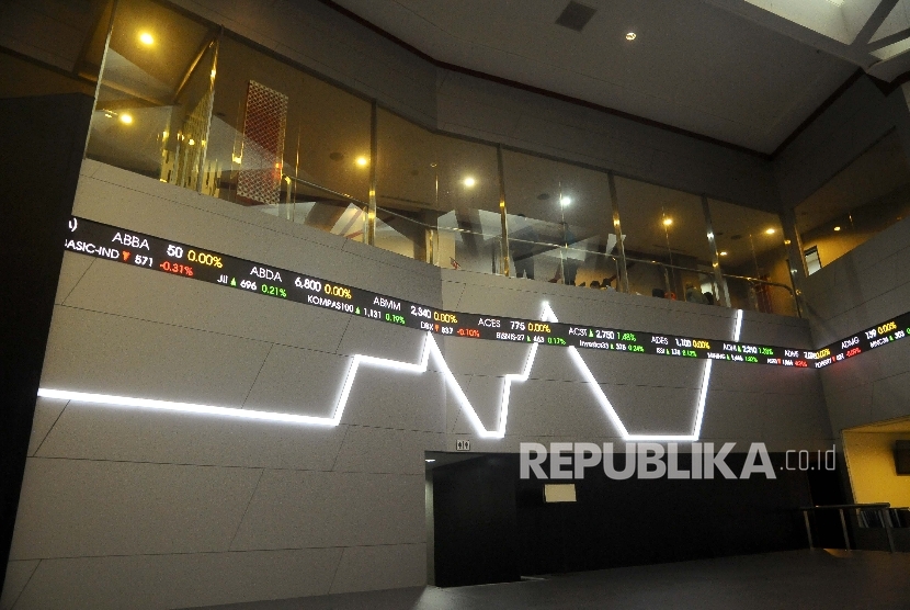  Pekerja berdiri didekat layar pergerakan Indeks harga Saham gabungan (IHSG), Gedung Bursa Efek Indonesia, Jakarta. ilustrasi