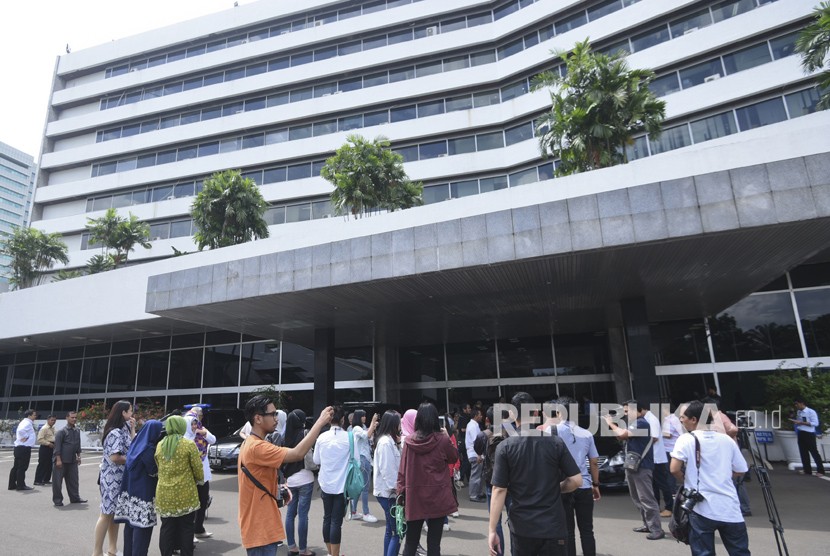 Pekerja berhamburan keluar Gedung Nusantara I saat merasakan gempa di Kompleks Parlemen, Senayan, Jakarta, Selasa (23/1). 