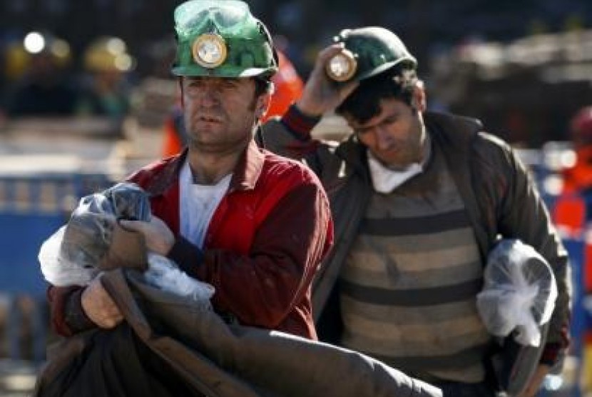 Pekerja beristirahat dalam upaya pencarian pekerja pertambangan yang terjebak di distrik Soma, Turki.