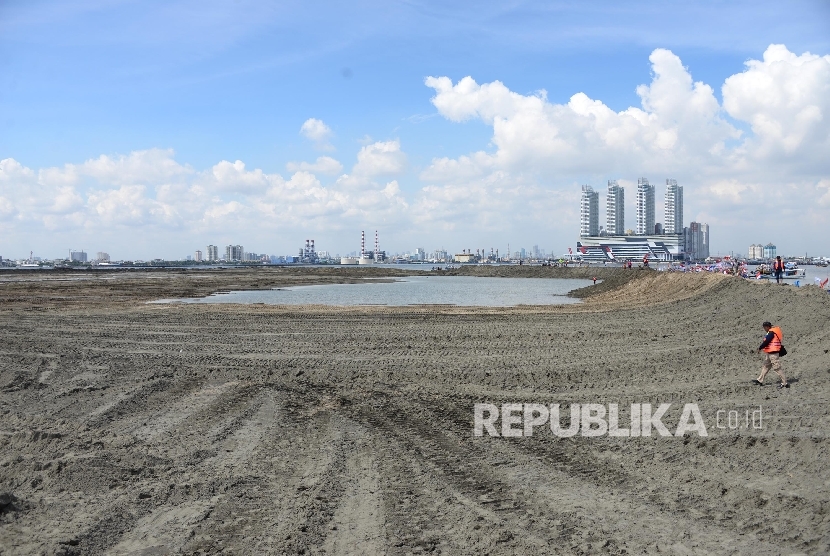  Pekerja berjaga di area proyek reklamasi Pulau G, Jakarta, Ahad (17/4). (Republika/Yasin Habibi)