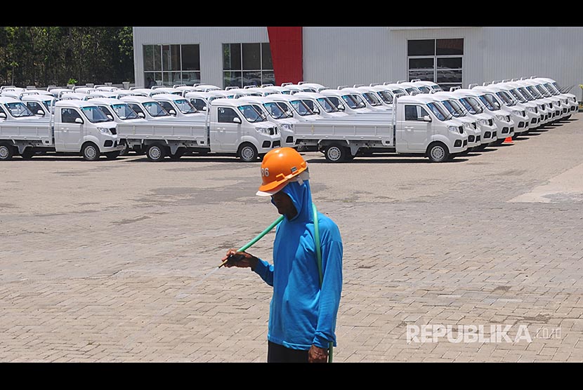Pekerja berjalan di depan deretan mobil Esemka di pabriknya di Sambi, Boyolali, Jawa Tengah, Senin (22/10/2018). Perkembangan pabrik mobil Esemka yang digadang-gadang sebagai calon mobil nasional saat ini sudah mendapatkan TPT (Tanda Pendaftaran Tipe) dan Sertifikat Uji Tipe (SUT).