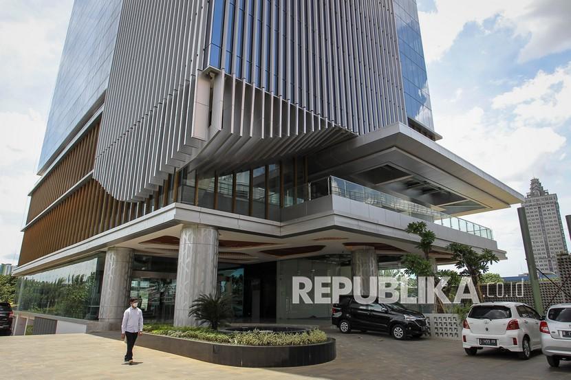 Pekerja berjalan di depan gedung perkantoran MTH 27 Office Suite di Jakarta, Senin (24/1/2022). PT Adhi Commuter Properti Tbk. (ADCP) membukukan pendapatan sebesar Rp 592,7 miliar sepanjang 2022.