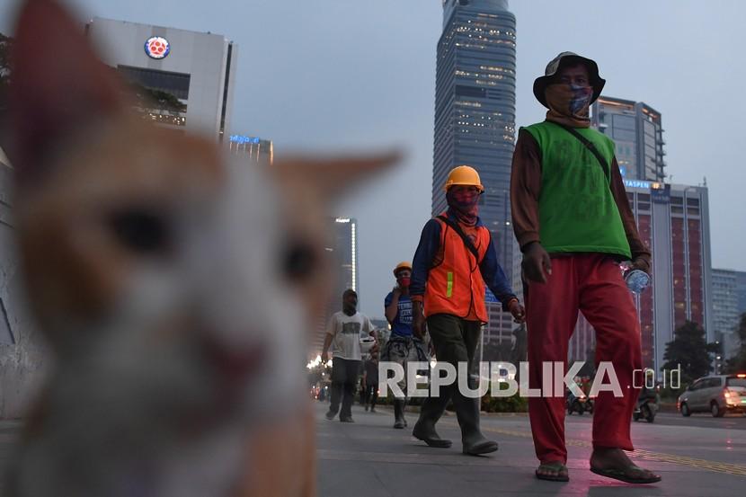 Pekerja berjalan di pedestrian kawasan jalan Sudirman Jakarta, Kamis (30/7/2020). Pemprov DKI Jakarta kembali memperpanjang PSBB masa transisi fase pertama untuk ketiga kalinya hingga 13 Agustus 2020 karena tren penambahan kasus positif COVID-19 masih cukup signifikan dimana jumlah kasus kumulatif di Ibu Kota mencapai 20.969 kasus.