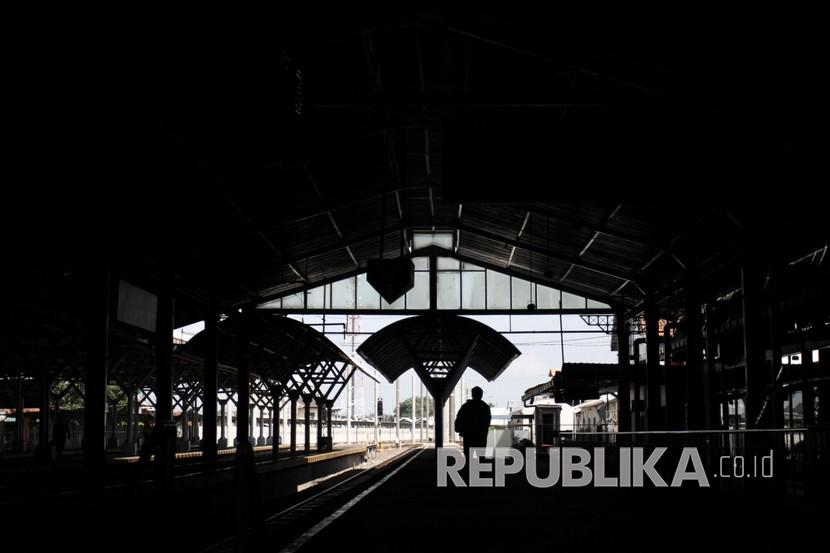 Pekerja berjalan di peron Stasiun Yogyakarta, DI Yogyakarta, Kamis (30/4). Pemerintah Daerah (Pemda) DIY memperketat penjagaan di daerah perbatasan saat masa mudik lebaran, terutama sebelum berlakunya kebijakan larangan mudik pada 6-17 Mei 2021.