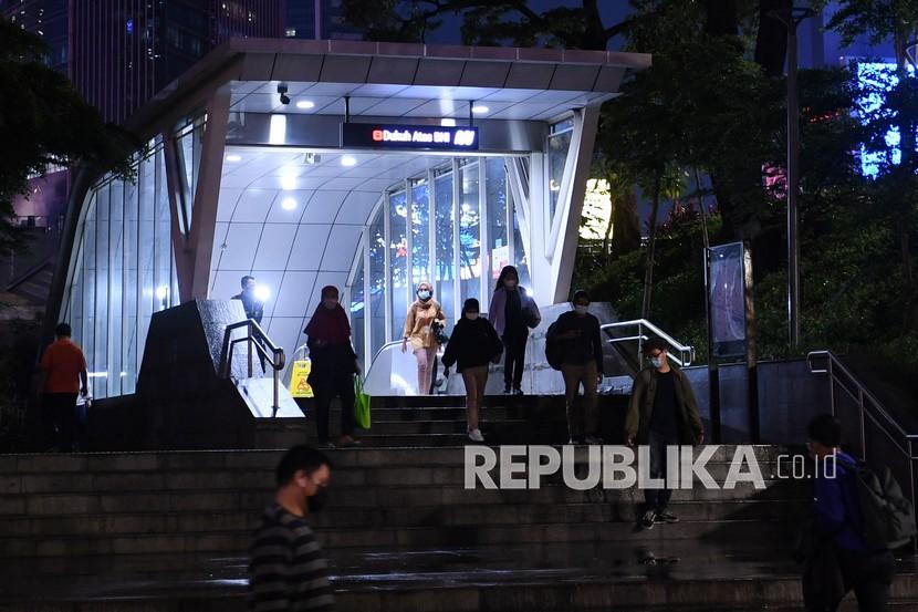 Masyarakat berjalan keluar dari Stasiun MRT Dukuh Atas, Jakarta, beberapa waktu lalu.