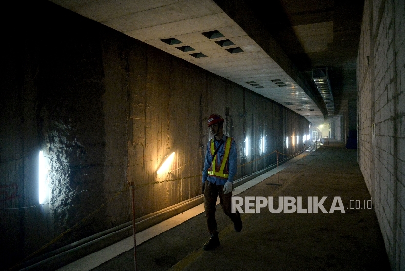  Pekerja berkativitas di proyek pembangunan Mass Rapid Transit (MRT) di Kawasan Setiabudi, Jakarta, Selasa (14/3). 