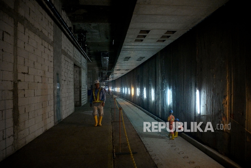 Pekerja berkativitas di proyek pembangunan Mass Rapid Transit (MRT) di Kawasan Setiabudi, Jakarta, Selasa (14/3). 