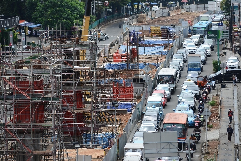 Pekerja bersama alat berat mengerjakan pembangunan tiang pancang untuk jalan layang MRT di koridor Blok M, Jakarta Selatan, Senin (27/4). (Republika/Raisan Al Farisi)