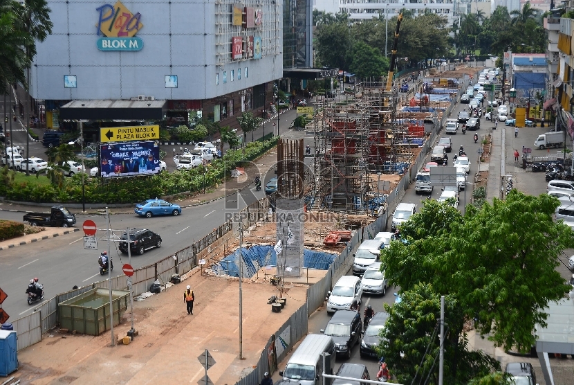 Pekerja bersama alat berat mengerjakan pembangunan tiang pancang untuk jalan layang MRT di koridor Blok M, Jakarta Selatan, Senin (27/4). (Republika/Raisan Al Farisi)