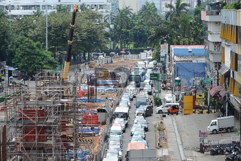 Pekerja bersama alat berat mengerjakan pembangunan tiang pancang untuk jalan layang MRT di koridor Blok M, Jakarta Selatan, Senin (27/4). (Republika/Raisan Al Farisi)