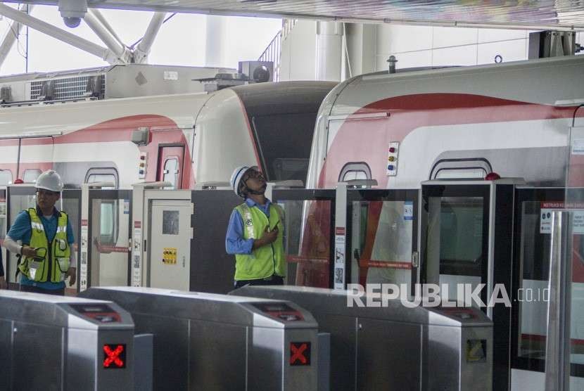 Pekerja bersiap melakukan uji coba Light Rail Transit (LRT) di Stasiun LRT Velodrome, Rawamangun, Jakarta, Rabu (15/8). 