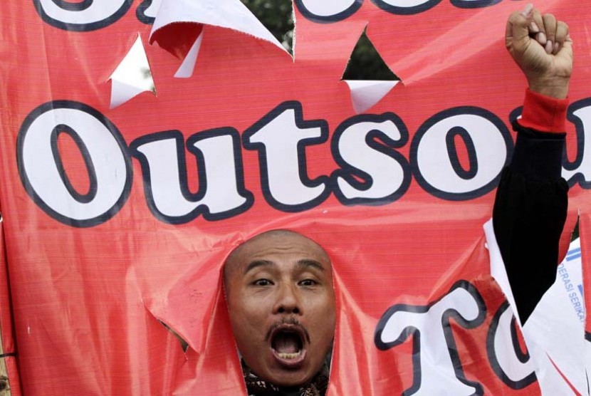  Pekerja berteriak menuntut penghapusan outsourcing dan kenaikan upah dalam aksi unjuk rasa peringatan Hari Buruh di Jakarta, Selasa (1/5).  (AP Photo/Achmad Ibrahim)