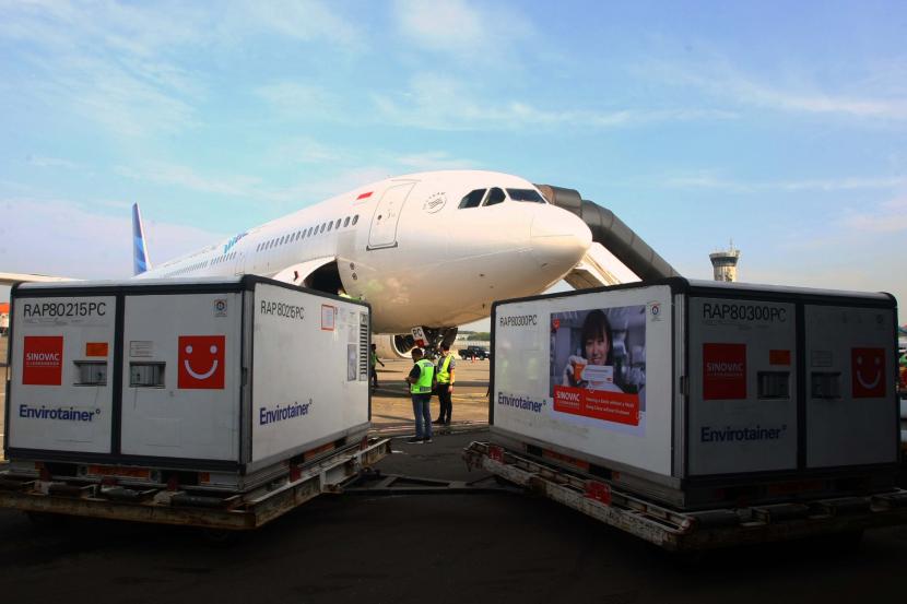 Pekerja cargo melakukan bongkar muat Envirotainer berisi vaksin COVID-19 Sinovac setibanya dari Beijing di Terminal Cargo Bandara Soekarno Hatta, Tangerang, Banten.