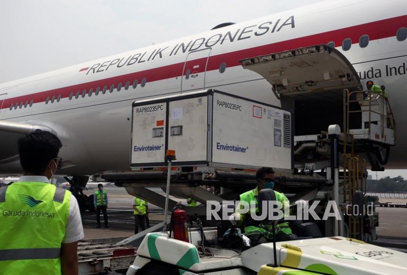 Pekerja kargo melakukan bongkar muat envirotainer berisi vaksin Covid-19 Sinovac dari badan pesawat Garuda Indonesia setibanya dari Beijing di Terminal Kargo Bandara Soekarno-Hatta, Tangerang, Banten, Senin, (6/9/2021). Sebanyak 5 juta vaksin Covid-19 Sinovac jadi kembali tiba di Indonesia, yang selanjutnya dibawa ke Bio Farma, Bandung.