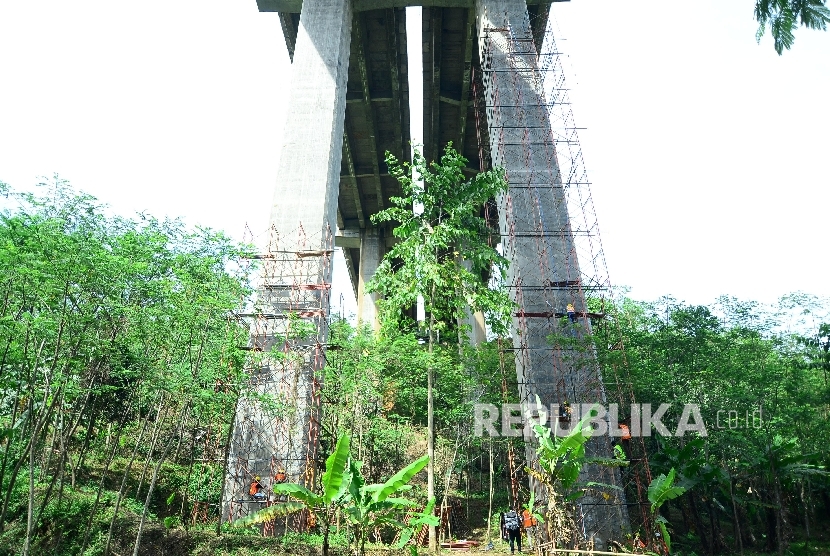   Pekerja dari Jasa Marga memperbaiki retakan pada pilar jembatan Cisomang Jalan Tol Pubaleunyi KM 100 akibat pergeseran, perbatasan Kabupaten Bandung Barat dan Kabupaten Purwakarta, Jumat (23/12). 