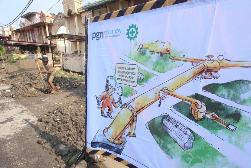 Pekerja dari PT Perusahaan Gas Negara (PGN) membangun saluran pipa gas rumah tangga di kawasan Kelurahan Tanjung Sari Medan, Sumatera Utara, Kamis (10/3). 
