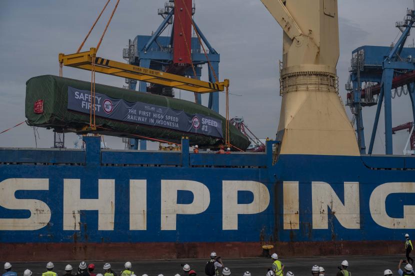Pekerja dengan dibantu alat berat menurunkan gerbong kereta api cepat di Pelabuhan Tanjung Priok, Jakarta Utara, Jumat (2/9/2022). Tahun lalu, perdagangan dua arah Indonesia-Vietnam mencapai 11 miliar dolar AS.