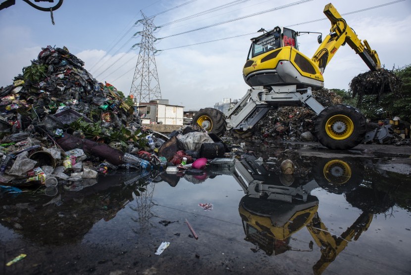 Pekerja dengan menggunakan alat berat memindahkan sampah di area proyek Fasilitas Pengolahan Sampah Terpadu atau Intermediate Treatment Facility (ITF) Sunter, Jakarta. Dua investor asing sedang bersaing menggarap proyek ITF Sunter.