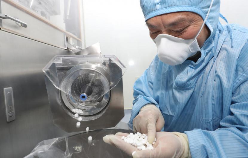 Pekerja di pabrik di Kota Nantong, Jiangsu, China, mengecek produksi obat klorokuin. Klorokuin, atau obat lama bagi malaria, menunjukkan keefektivan dan cukup aman mengobati Covid-19, menurut media di China.