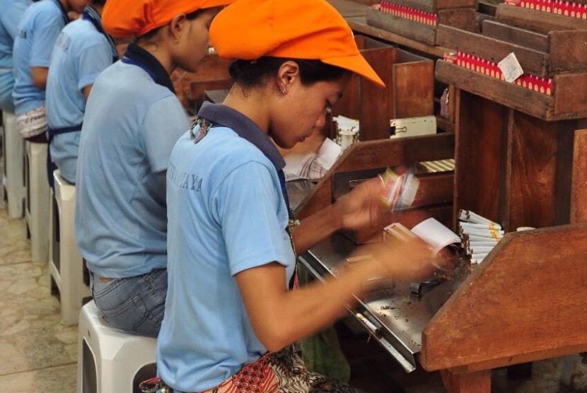 Pekerja di pabrik rokok. Sampoerna menghentikan sementara produksinya di pabrik Rungkut, Surabaya, setelah sejumlah karyawannya positif corona.