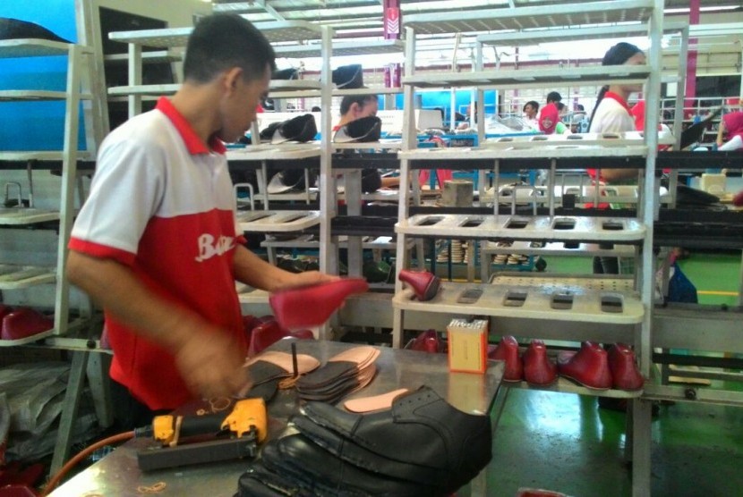 Pekerja di pabrik Sepatu Bata sedang beraktivitas. (Ilustrasi)
