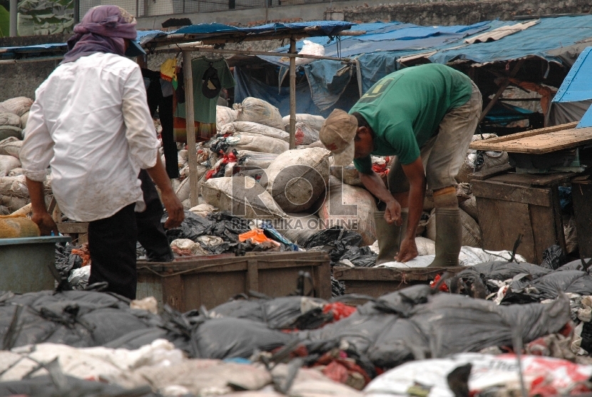 Pekerja di Tempat Pengolahan Sampah Terpadu (TPST) Bantargebang, Bekasi.