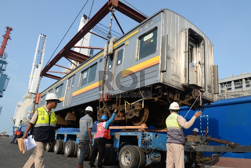 Pekerja dibantu alat berat memindahkan gerbong KRL dari kapal di Pelabuhan Tanjung Priok, Jakarta, Rabu (6/1).  (Republika/Yasin Habibi)